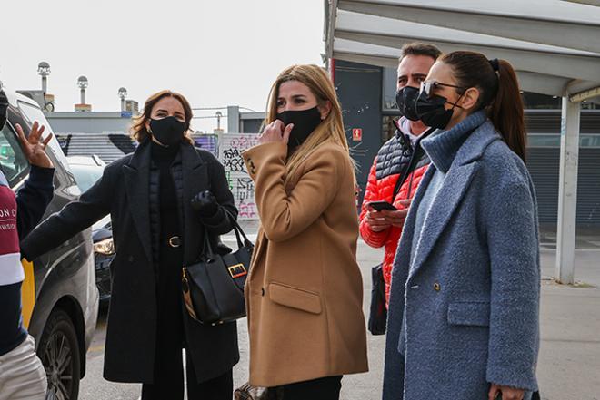 Chenoa, Natalia, Tony Parra (representante) y Nuria Fergó a su llegada a Barcelona