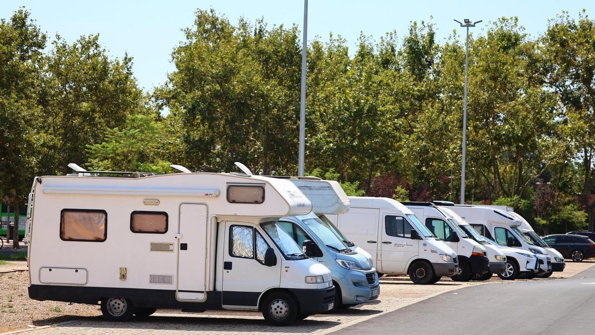 Caravanas estacionadas en un párking disuasorio de Castelló.