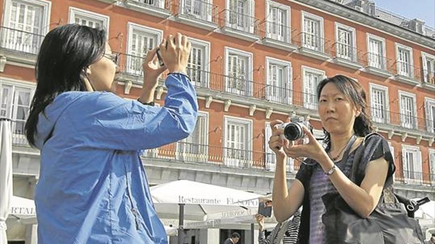 España bate nuevo récord de turistas con la visita de más de 77 millones