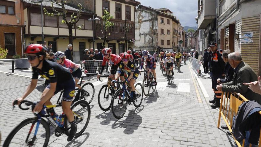 Laviana se vuelca con la Vuelta a España Femenina, cuya última etapa sale de la Pola este sábado