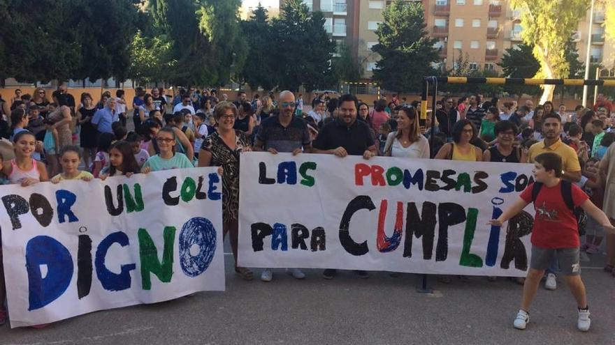 Un momento de la protesta de los padres y alumnos del Colegio Mediterráneo de la mañana de ayer.