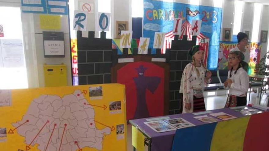 Raluca, Berta y Andrés han creado la fachada del castillo de Transilvania y colocado en un mapa los puntos de interés del país.