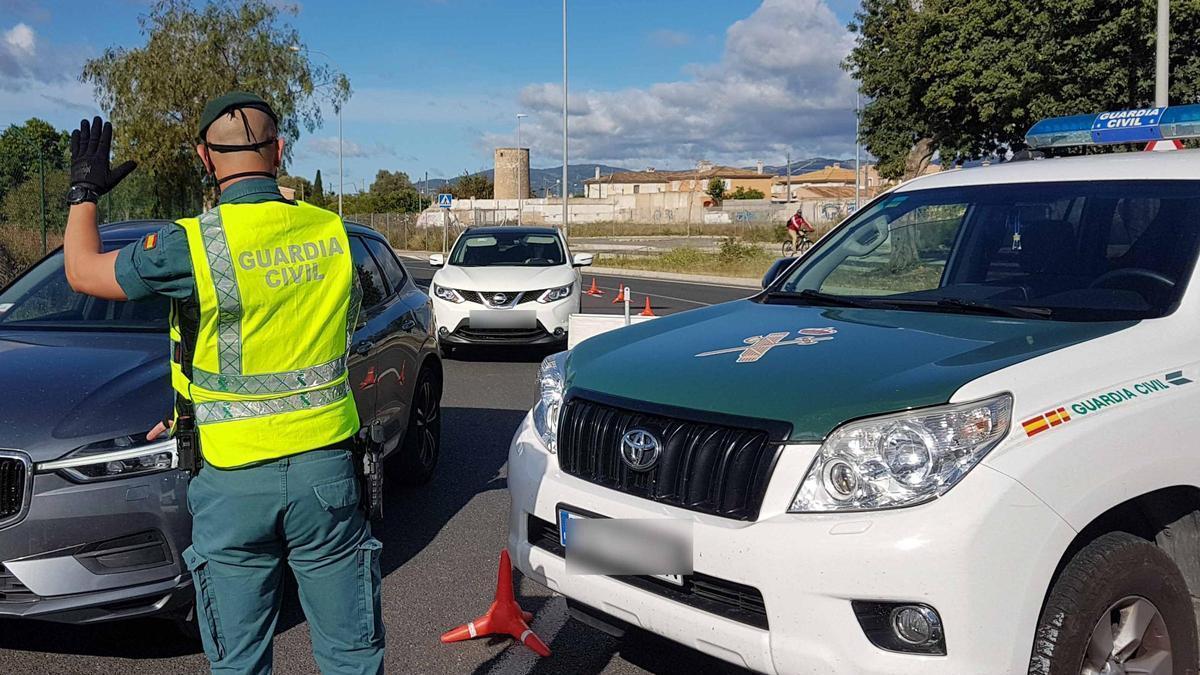 Una patrulla de la Guardia Civil, durante un control de tráfico en Mallorca.