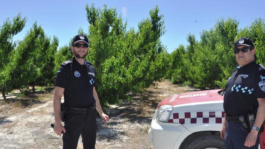 Dos agentes patrullan los campos.