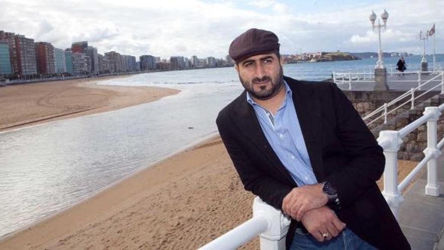 UN BIN LADEN EN EL «TOSTADERU». Omar Bin Laden se acercó ayer por la tarde a la playa de San Lorenzo de Gijón y paseó por las proximidades de la desembocadura del río Piles y del popular «Tostaderu». Este empresario saudí se confiesa un enamorado de Asturias, una región a la que llama «mi país». | miki lópez