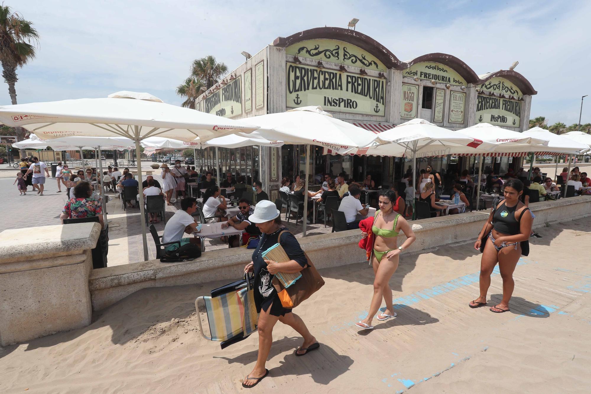 La playa y las terrazas, de nuevo, llenas