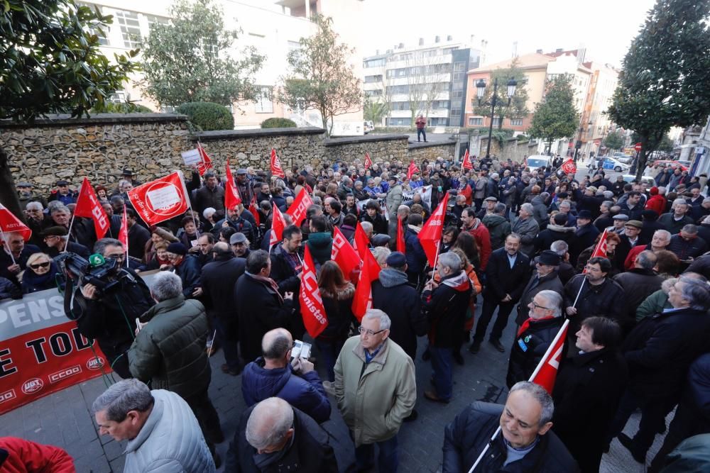 Manifestación de los jubilados frente a la sede de la Seguridad Social