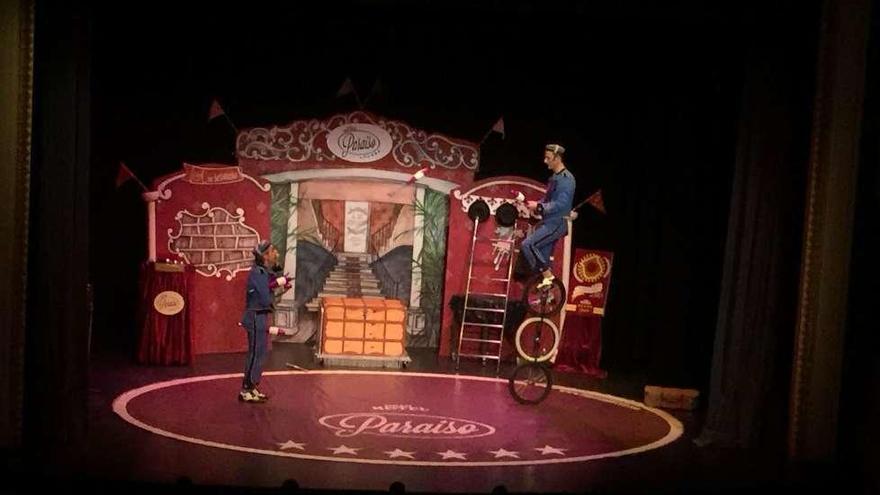 Las locuras de los empleados &quot;Birly y Birloque&quot; triunfan en el Teatro Latorre