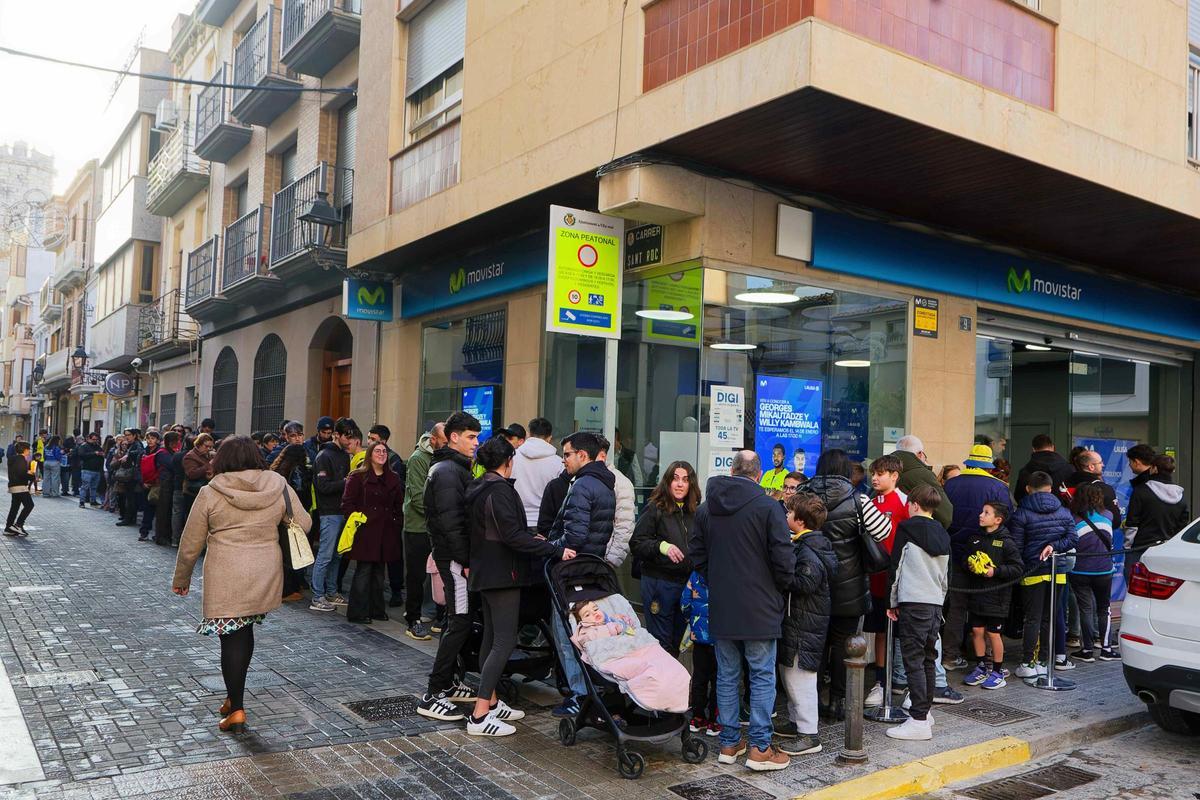 Galería | La afición del Villarreal, enloquecida con Willy Kambwala y el 'killer' Georges Mikautadze