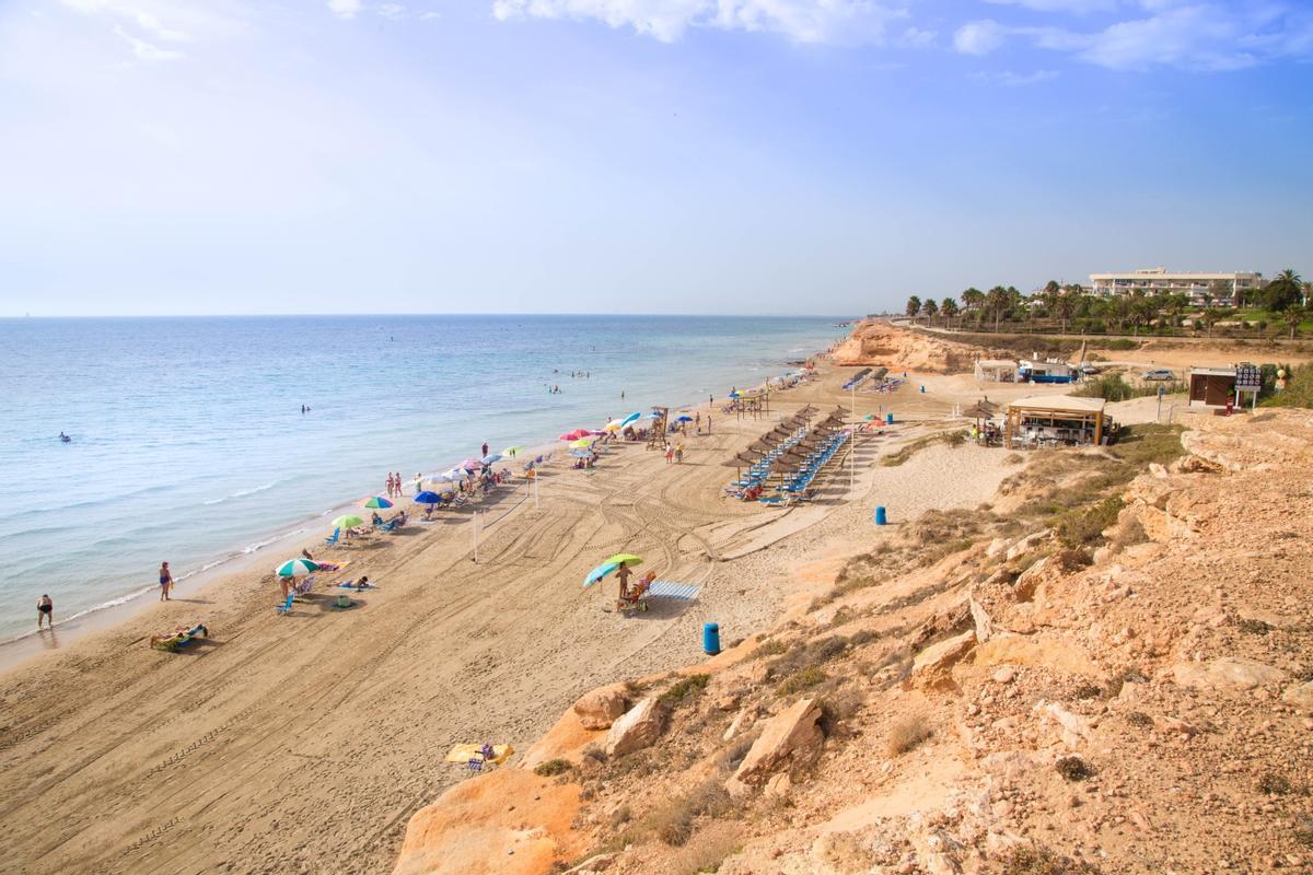 Playa Mil Palmeras, en Orihuela, con bandera azul.