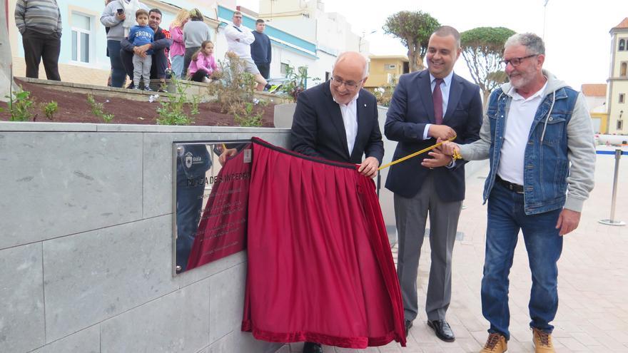 La plaza de La Atalaya de Guía estrena los parasoles y amplía el área infantil