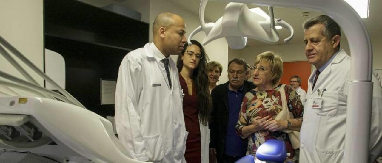 Un instante de la visita de la consellera de Sanidad y otras autoridades a la Unidad de Maxilofacial del Hospital General de Elche.