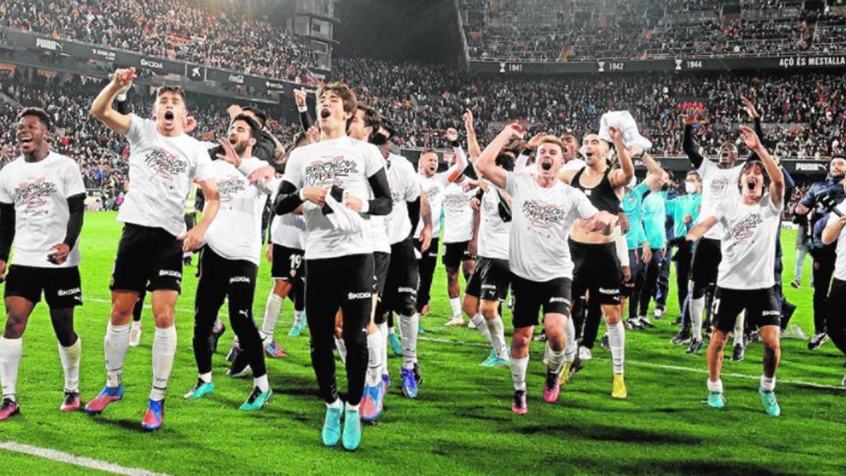 Los jugadores del Valencia, celebrando su pase a la final