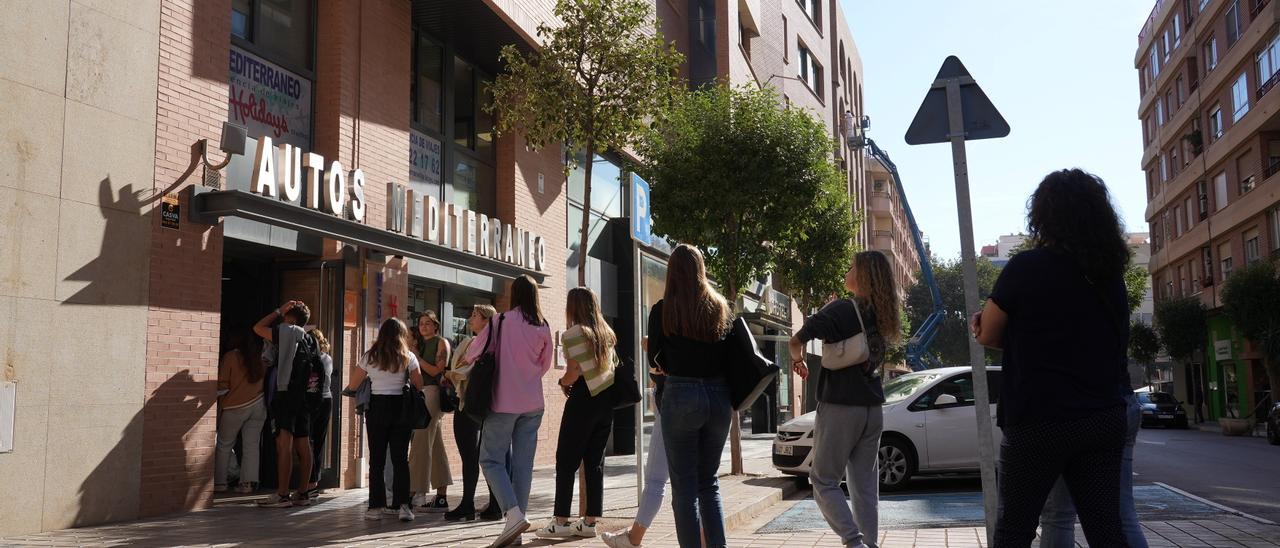 La oficina de tramitación, en la calle Carcagente de Castelló, registró colas este jueves para lograr el abono, aunque la sencillez del trámite redujo las esperas.