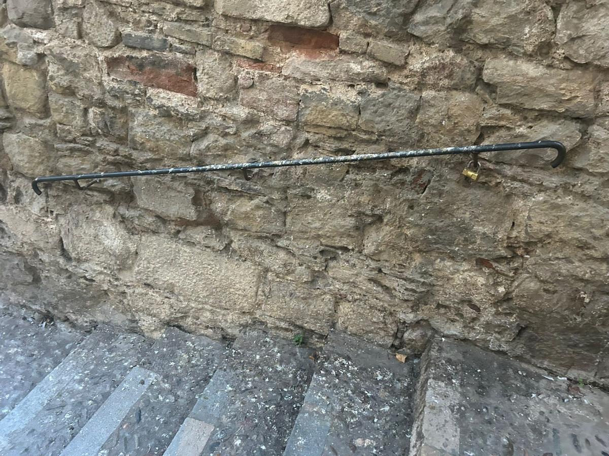 Les imatges de les baranes plenes d’excrements d'ocells al Barri Vell de Girona