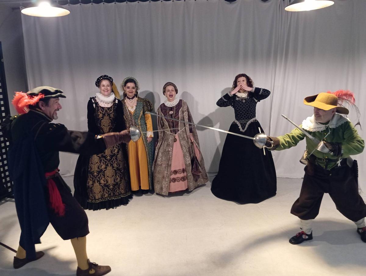 Un momento del duelo de espadachines