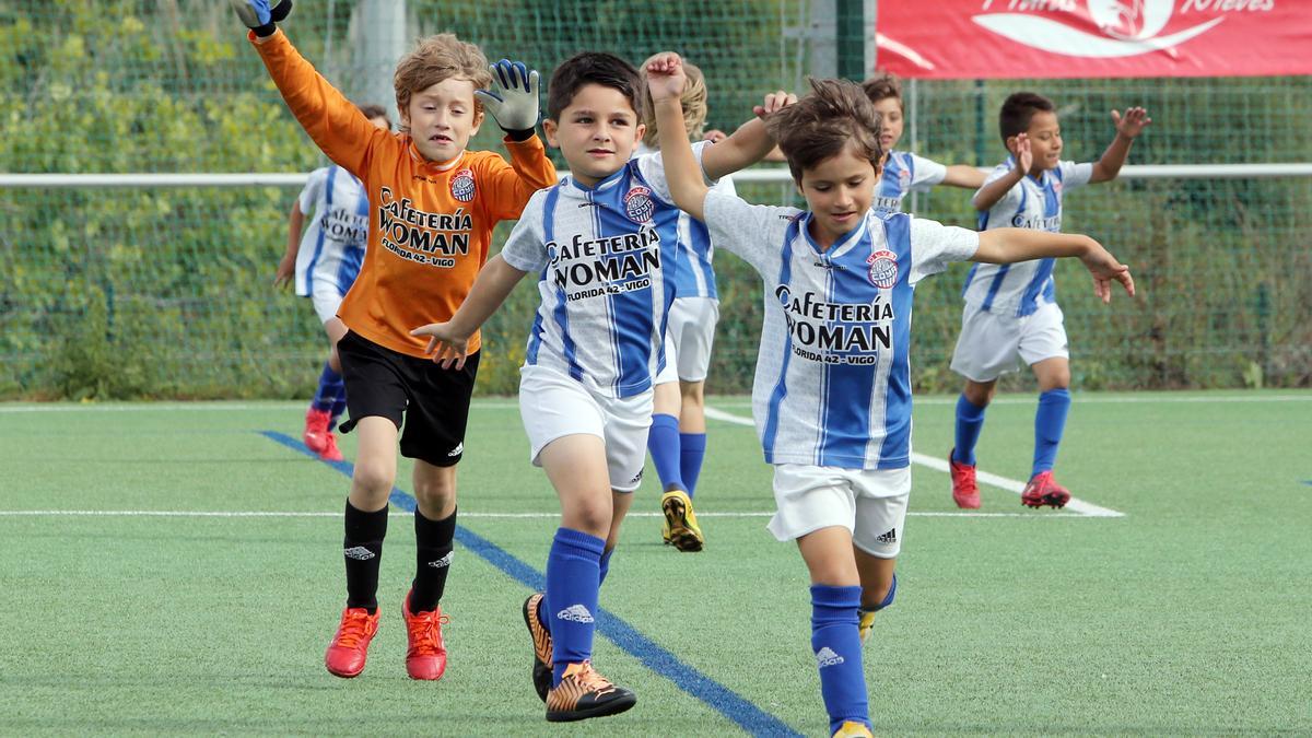 Los jugadores calientan antes de un partido en Navia.