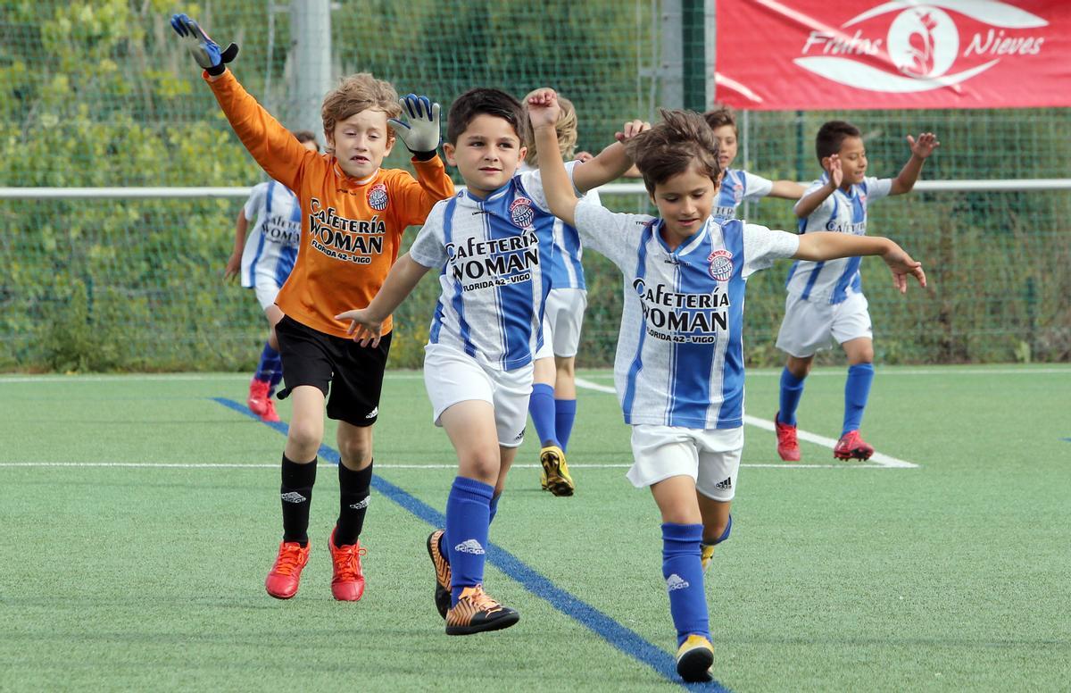 Los jugadores calientan antes de un partido en Navia.