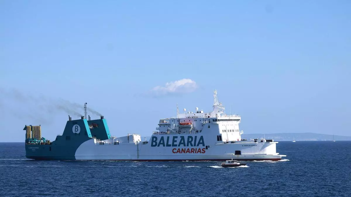 El buque que trasladará los residuos a Mallorca atraca en Ibiza