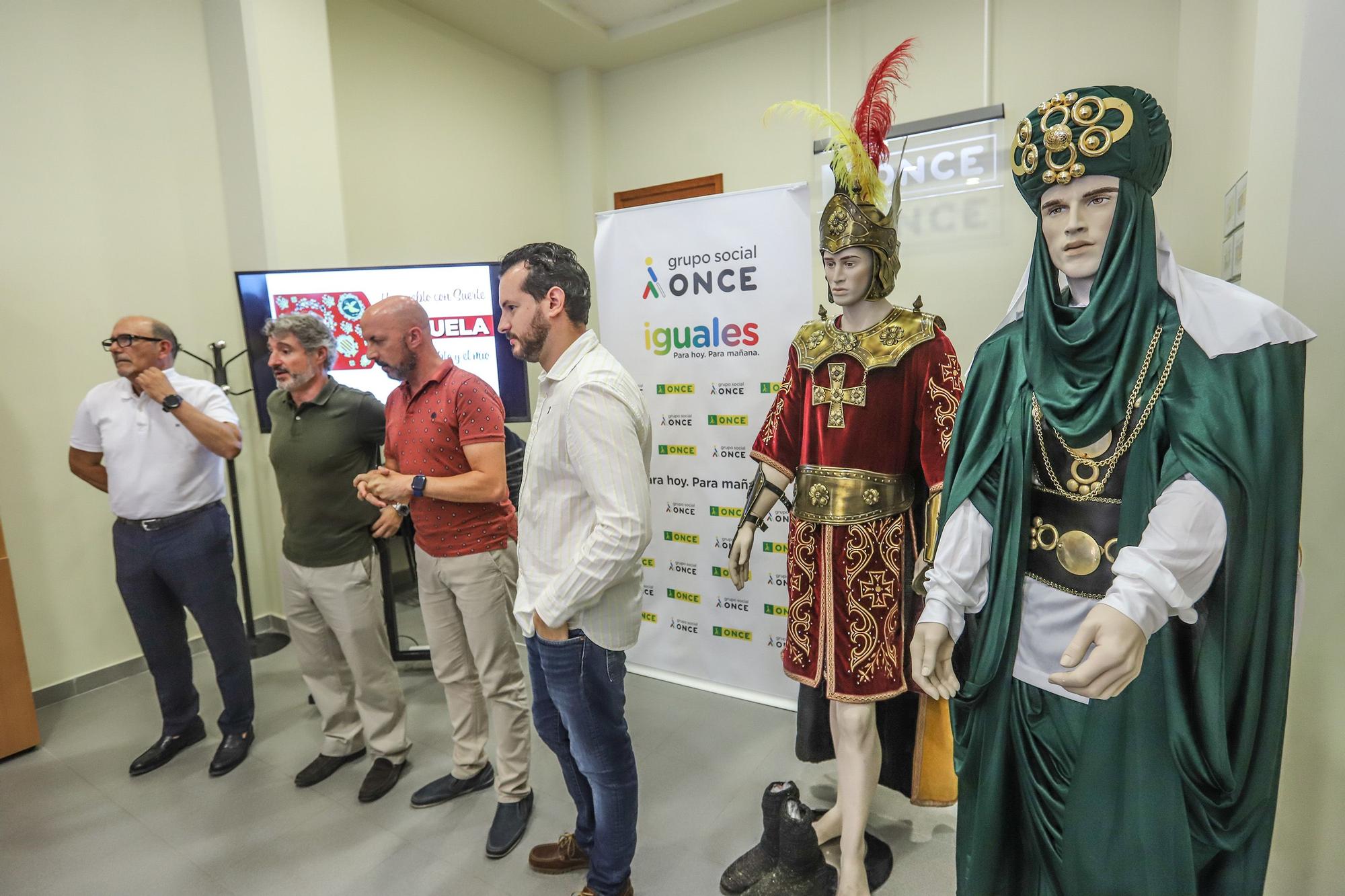 La asociación de Moros y Cristianos de Orihuela ceden 2 trajes a la ONCE para que la fiesta sea más inclusiva