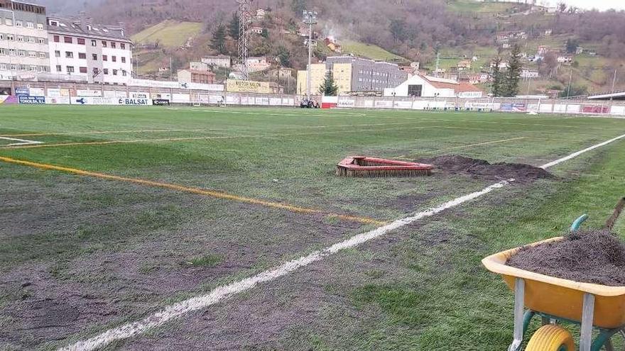 El campo Nuevo Nalón, con las obras de sustitución del césped artificial a punto de finalizar.