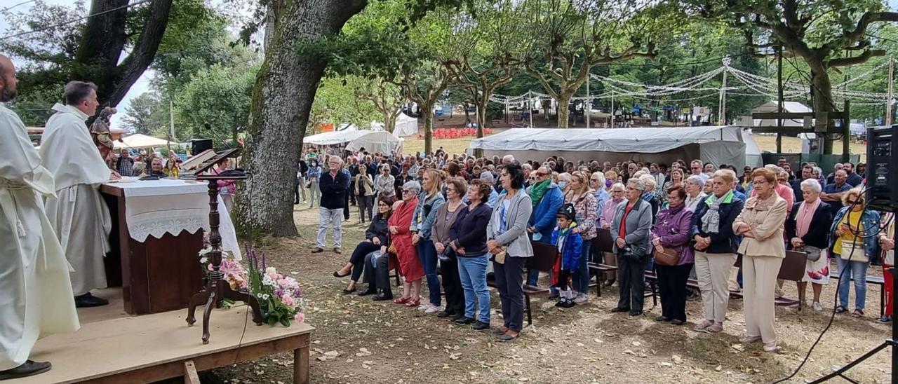 La celebración de la misa, a mediodía, antes de que comenzara a llover. | T. C.