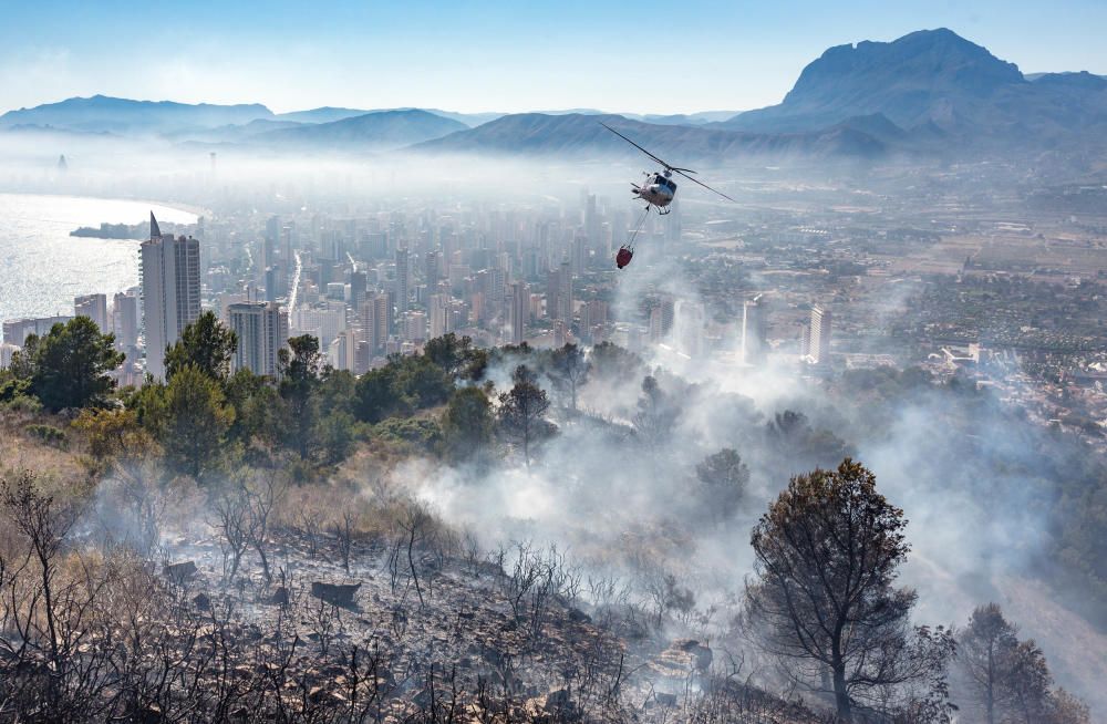 Los bomberos trabajan para sofocar un incendio en el parque de Serra Gelada