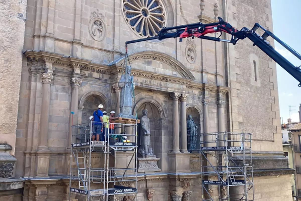 Les imatges de la recuperació de l'aspecte original de la basílica d'Olot