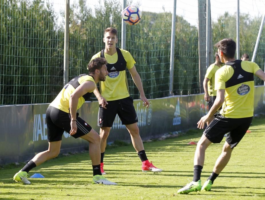 Dos centenares de aficionados jalean al Celta en su regreso a los entrenamientos