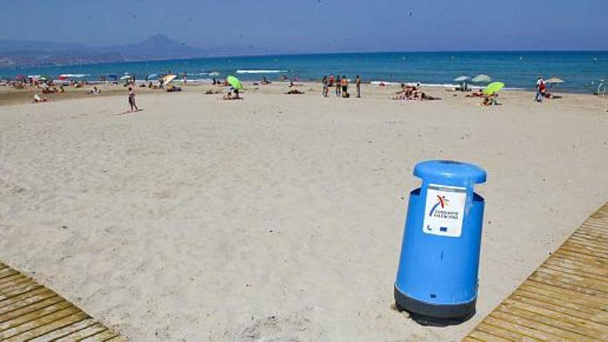 Una Imagen de la playa de San Juan ayer por la mañana.