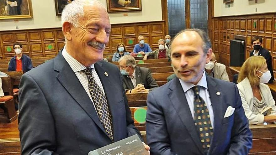 Ramón Rodríguez (a la izquierda), con su libro, acompañado por Ignacio Villaverde, ayer, en el Aula Magna de la Universidad.