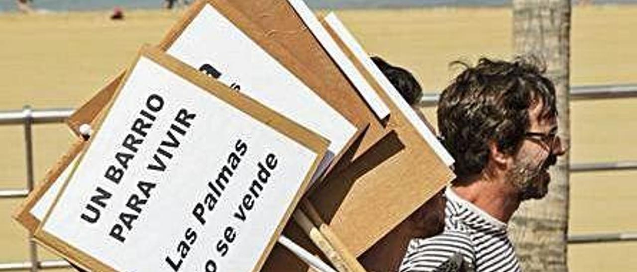 Una protesta contra el alquiler vacacional en la playa de Las Canteras.