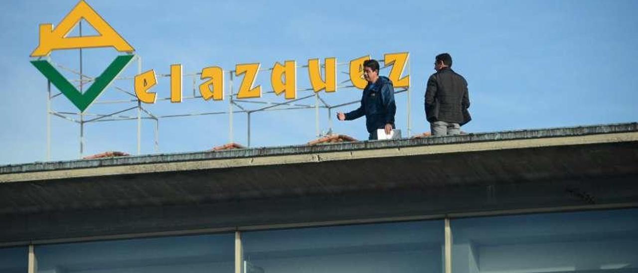 Trabajando en las alturas. Hace un tiempo  que el que la gente da en llamar aún nuevo Concello de Cangas va entrando en años. Tiene esa edad en la que comienzan los achaques y donde es obligado pasar la revisión. Hace un tiempo que se está con eso. La cubierta del edificio se resiente más de lo que se ve a simple vista, pero hay también otros daños internos.  Gonzalo Núñez