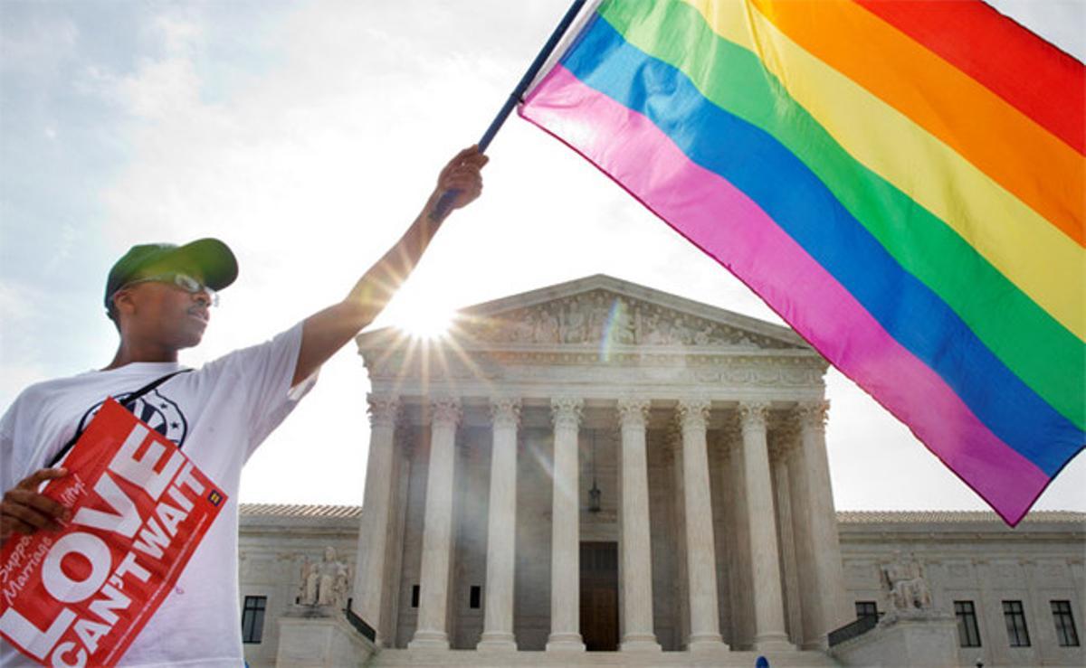 Un ciutadà nord-americà fa onejar una bandera de l’orgull gai, davant el Tribunal Suprem.