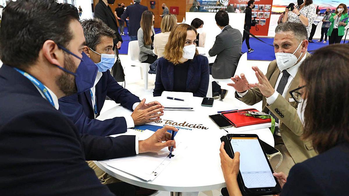 Carlos Mazón y Laura Navarro, directora del aeropuerto, durante su reunión en Fitur.  | INFORMACIÓN