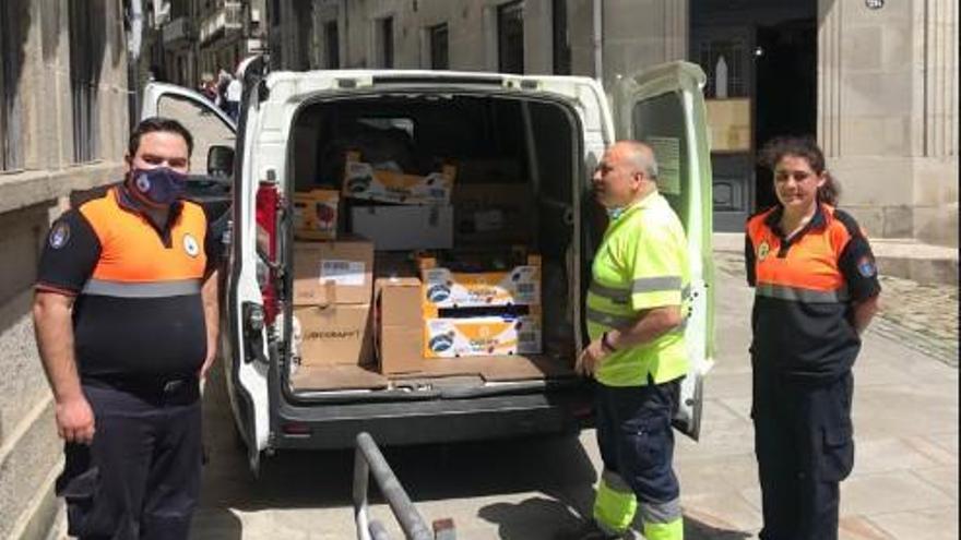 Efectivos del Concello y de Protección Civil de Cangas, con parte de la ayuda recogida.   | // FDV