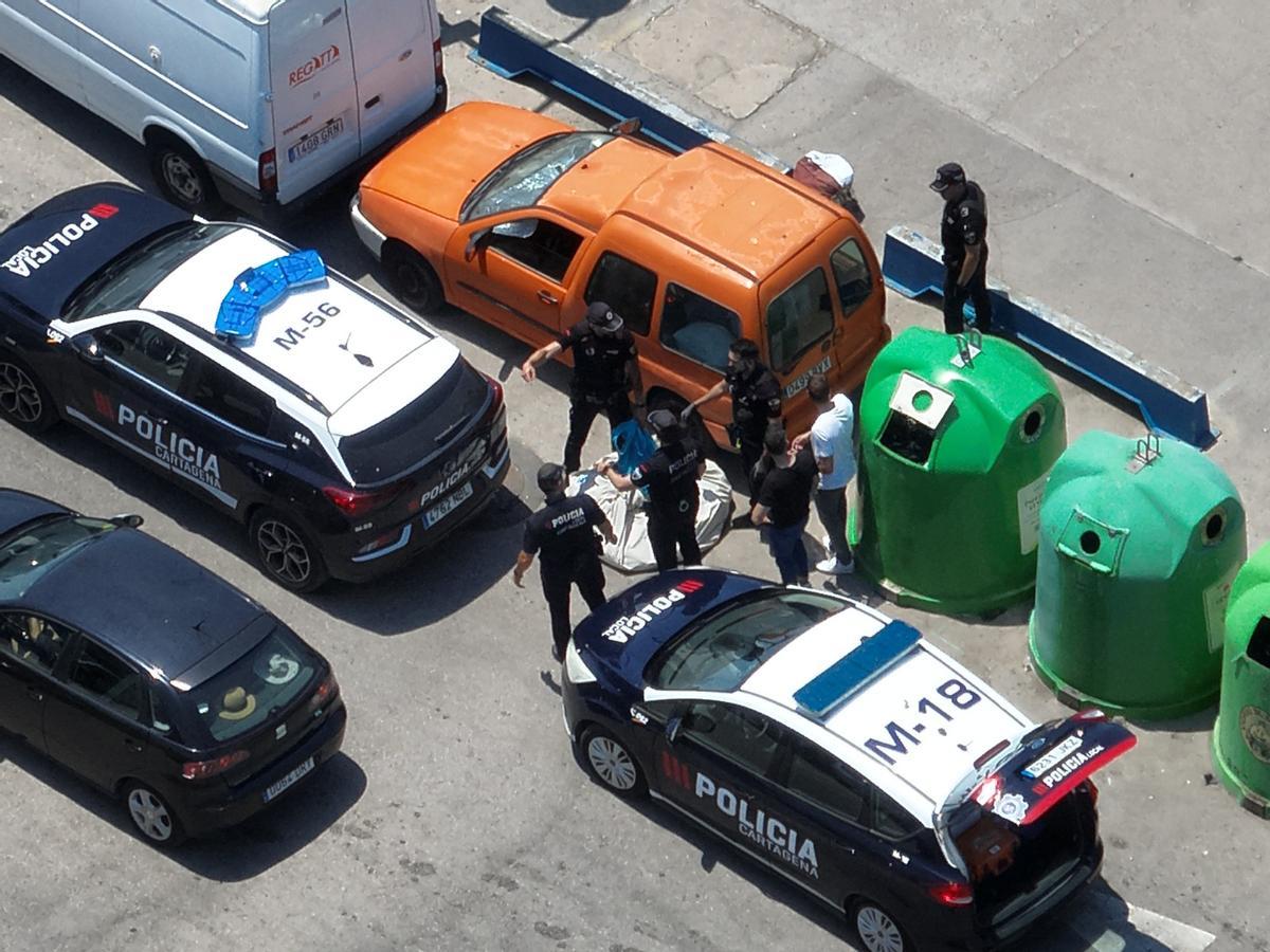 Agentes de la Policía Local de Cartagena, en una actuación contra manteros.