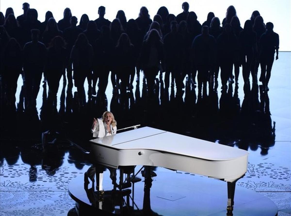 Lady Gaga en el escenario de la gala de los Oscar