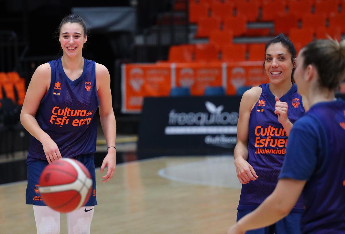 Raquel Carrera y Cristina Ouviña bromean con Lorena Segura en el entrenamiento del jueves