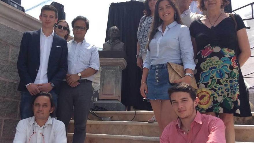 La familia de Bueno junto a su busto: en la parte izquierda, sentado, Álvaro Bueno y, de pie, Gustavo Bueno Pando, Eulalia González e Ismael Carvallo, director de la Facultad de Filosofía de León. A la derecha, de arriba abajo y de izquierda a derecha, Ana Bueno, Carlos Bueno, Gustavo Bueno Sánchez, Jimena Orejas Bueno, Pilar Pando y Carlos Bueno Pando. En la otra fotografía, la sinfónica de la Universidad de Guanajuato.