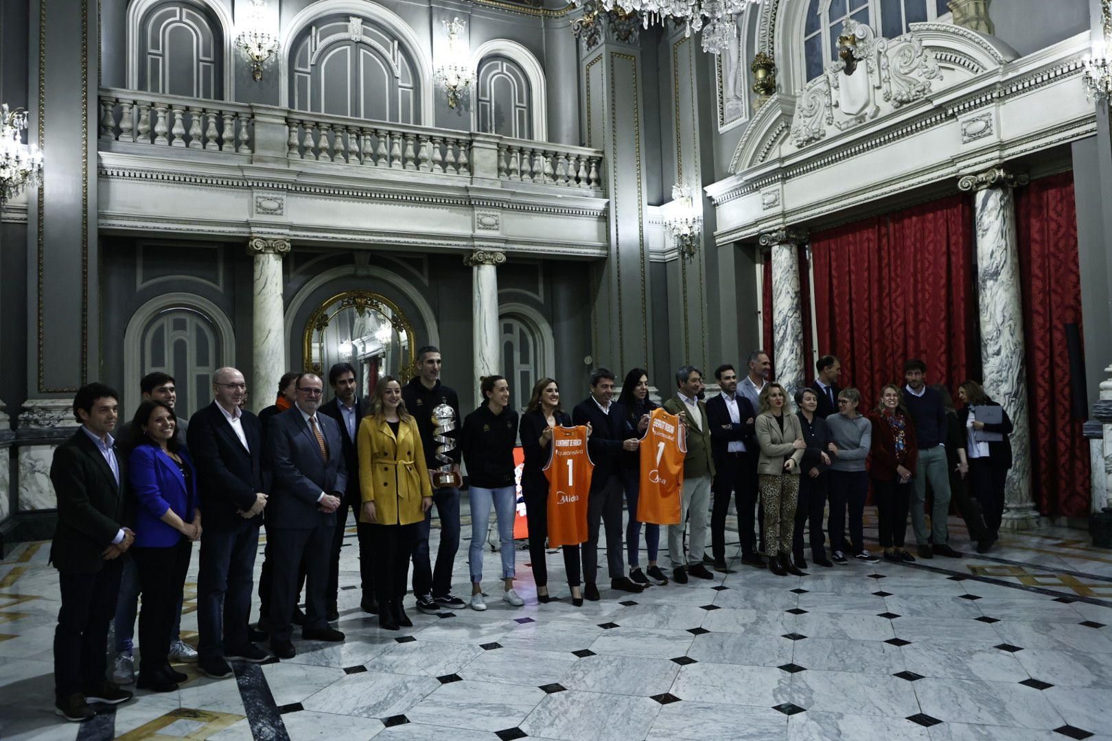 Las campeonas visitan el Ayuntamiento