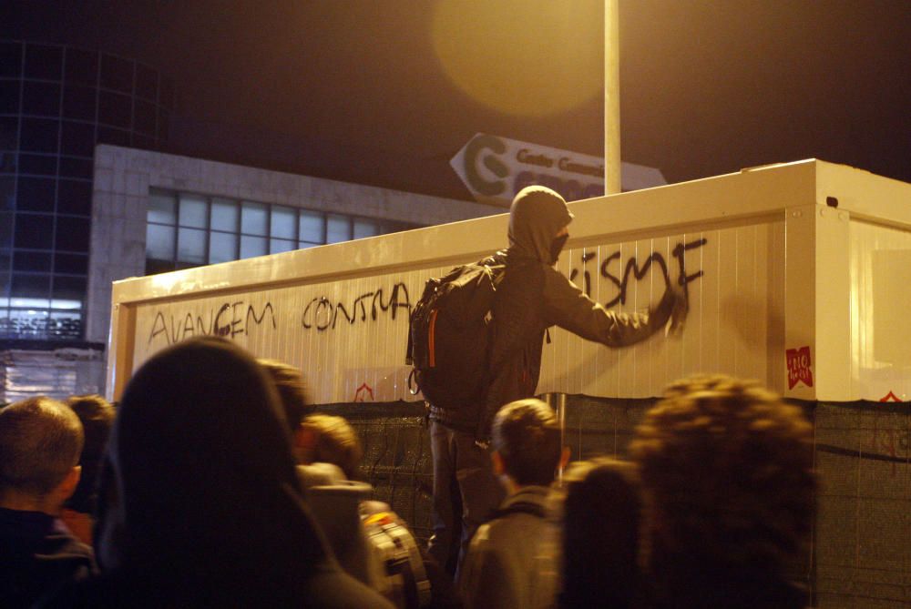 Protesta dels CDR a Girona en el marc de la vaga general