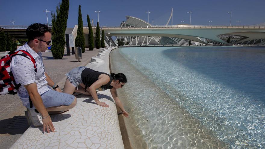 Dos turistas se refrescan en Valencia