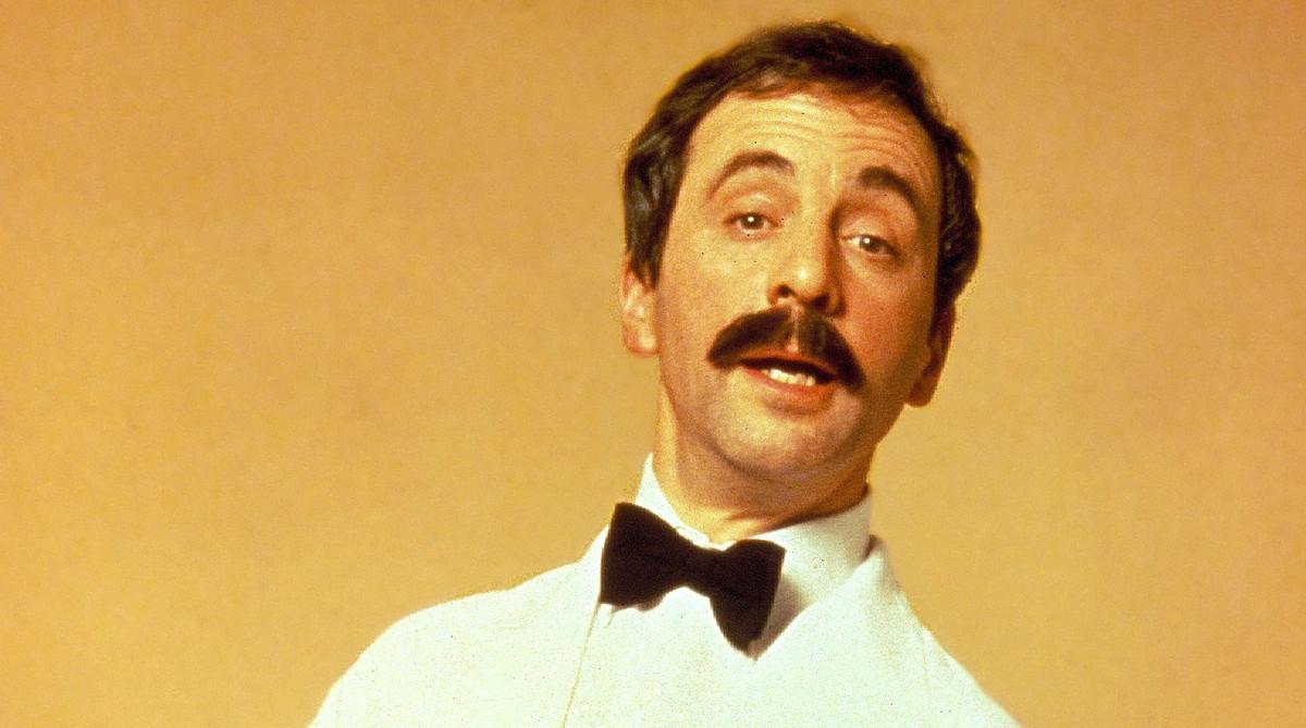 El actor Andrew Sachs, como el camarero catalán/mexicano Manuel, en la serie 'Hotel Fawlty'.