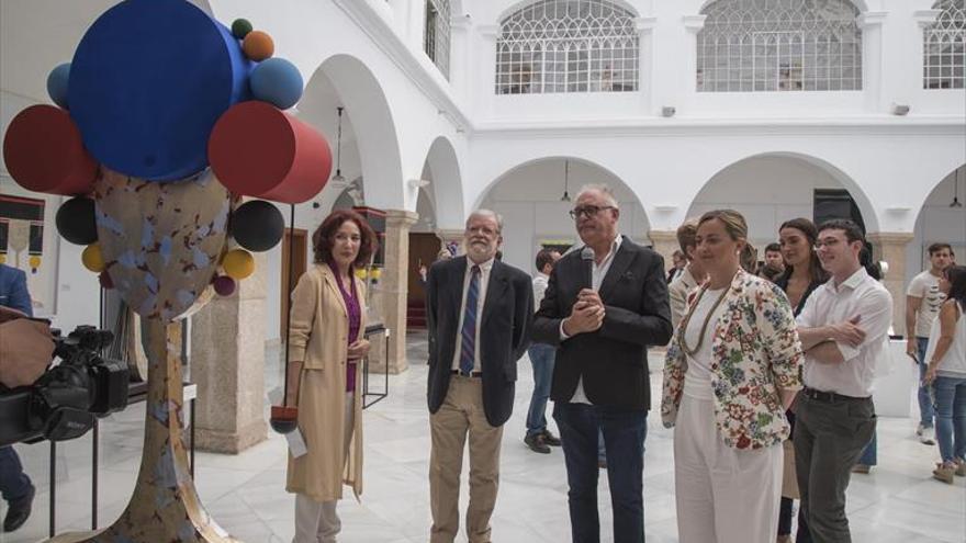 Miguel Sansón ensalza con 30 cuadros y 11 esculturas la «energía femenina»