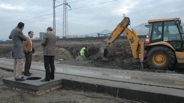 El alcalde porriñés, Nelson Santos, visita las obras en el polígono.  // D.P.