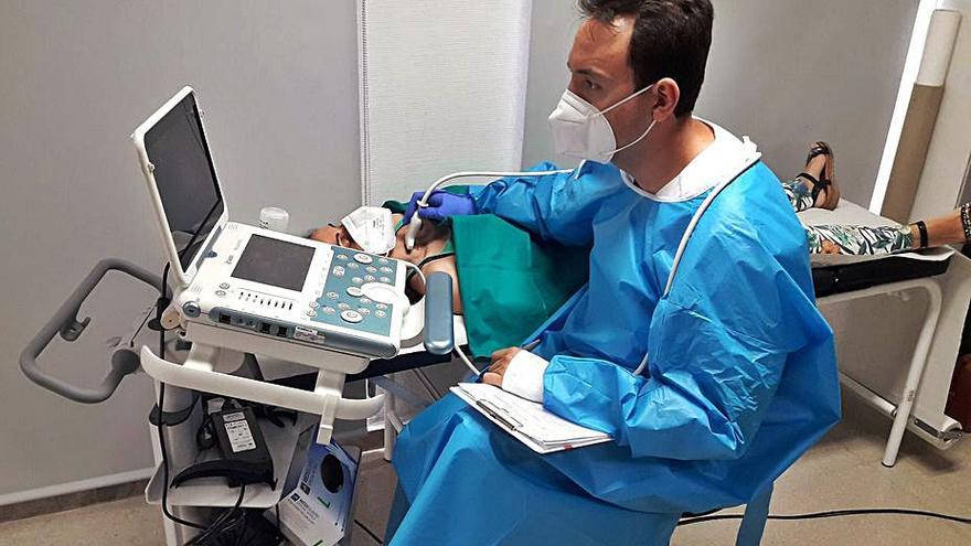 El Dr. Gómez durante una ecografía tiroidea a un paciente. | LEVANTE-EMV