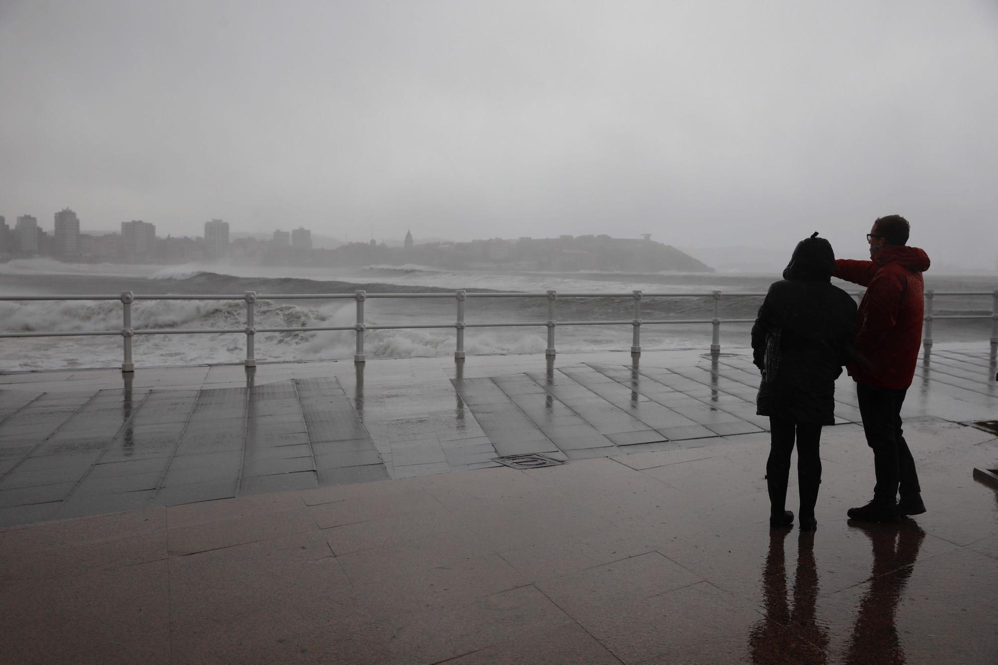 En imágenes: La segunda jornada del temporal azota Gijón