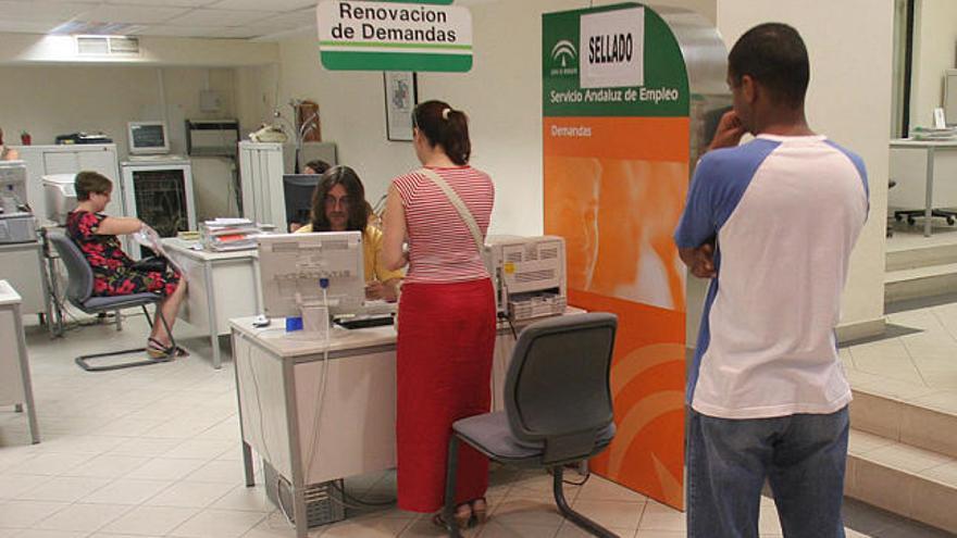 Desempleados. Las oficinas del SAE han visto incrementar las inscripciones de inmigrantes.