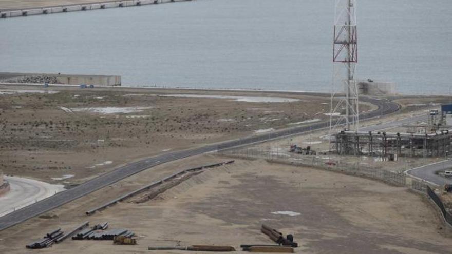 Tubos del tramo del gasoducto que se construye en el puerto para enlazar la regasificadora con El Musel-Llanera.